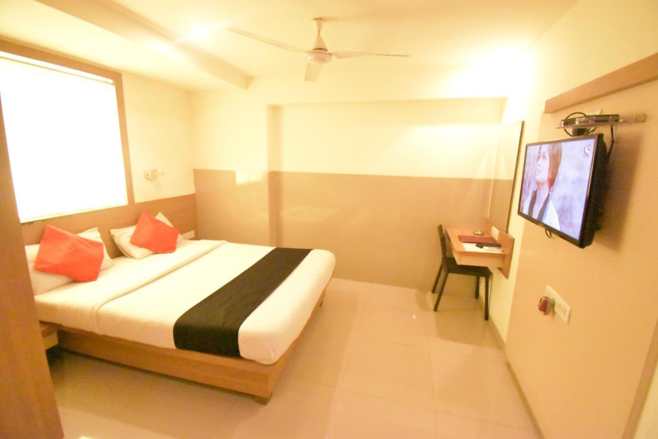 Hotel Everest Lodging 纳威孟买 外观 照片
